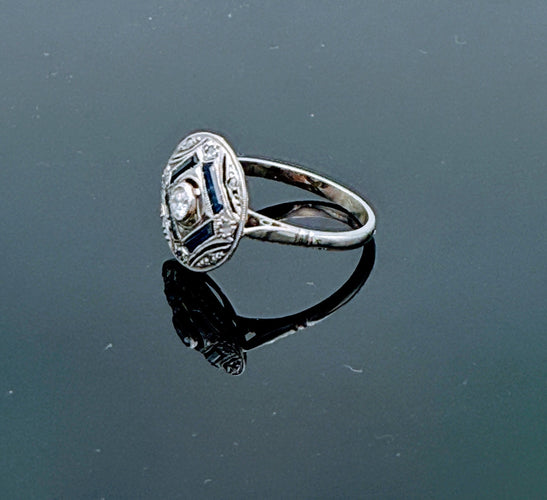 Bague ronde Art Déco en or gris et platine sertie de diamants et saphirs