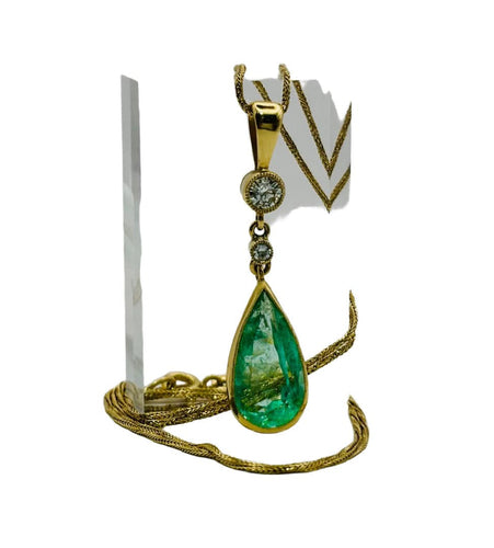 Collier Chaîne et pendentif en or avec émeraude taille goutte 58 Facettes 50185