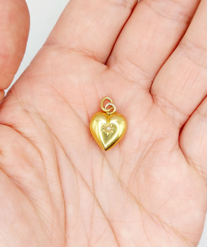 Pendentif Pendentif antique or jaune 18k cœur et perle en serti étoilé (circa 1920) 58 Facettes A05549