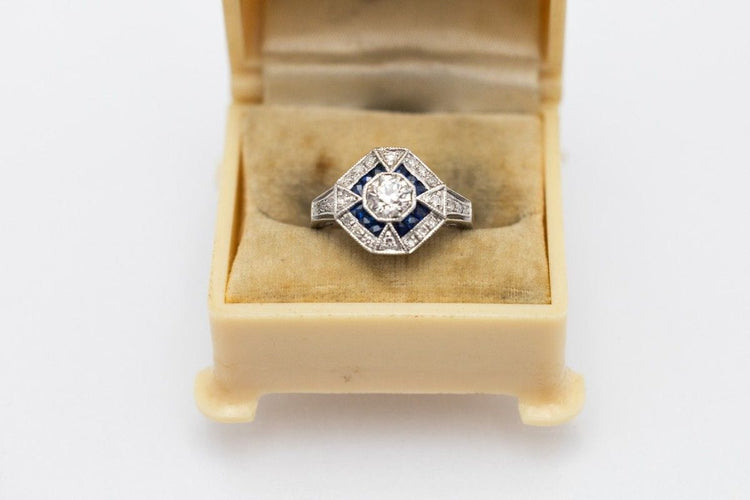 Bague 53 Bague Art Déco ornée de diamants et de saphirs, Europe de l'Ouest, années 1980 58 Facettes 10488