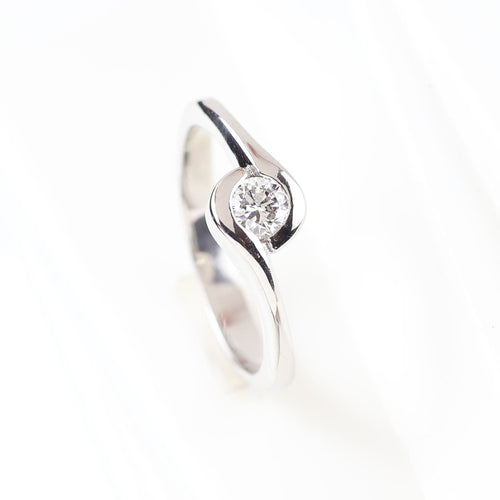 Bague 51 Solitaire en diamant serti sur or blanc 18 carats 58 Facettes 159/24J