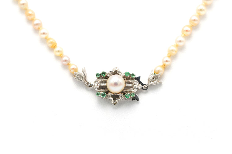 Collier Collier Années 70 en or blanc, émeraudes et perles 58 Facettes 22636