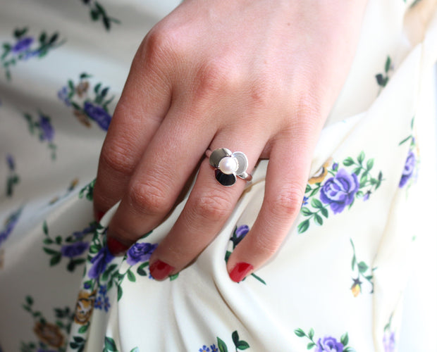 Bague 50 POIRAY - Bague Trèfle Or blanc Perle Blanche 58 Facettes 041