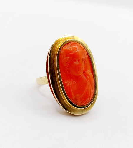 Bague 52 Bague cocktail style antique or jaune, camée sur corail jeune fille (circa 1960) 58 Facettes A06378