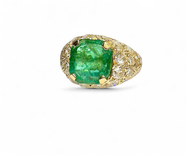 Bague en or jaune , diamants et émeraude