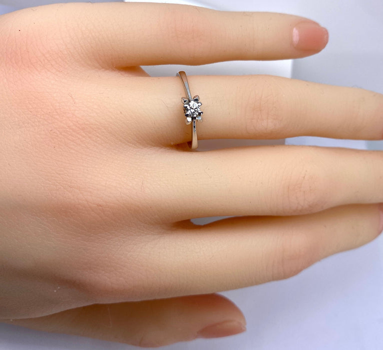 Bague solitaire en or blanc et diamants