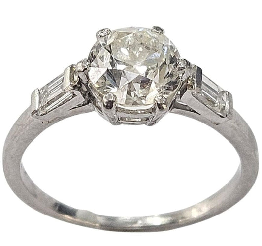 Bague 51 Bague ancienne en platine, vers 1920, sertie d'un diamant taille ancienne de 1,25 carat et de deux diamants baguette. 58 Facettes E42