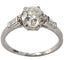 Bague 51 Bague ancienne en platine, vers 1920, sertie d'un diamant taille ancienne de 1,25 carat et de deux diamants baguette. 58 Facettes E42