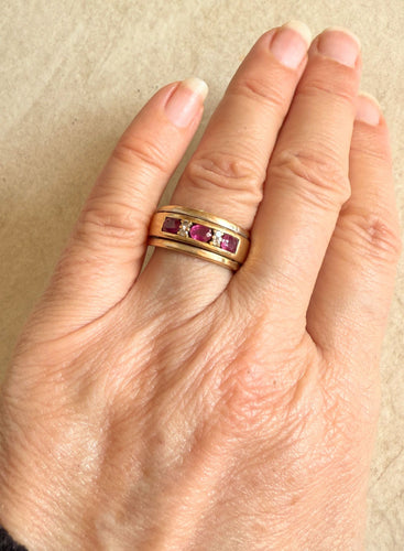 Bague 55 Bague style jarretière en or jaune sertie de rubis et diamant 58 Facettes