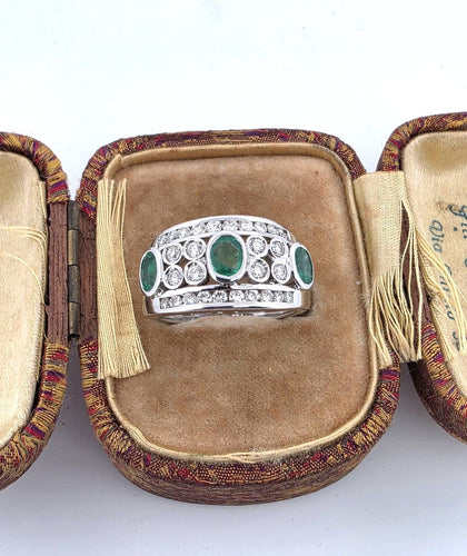 Bague Bague en or blanc des années 1970 avec émeraudes et diamants 58 Facettes