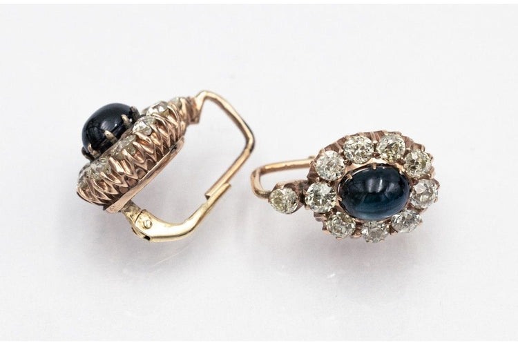 Boucles d'oreilles en or avec diamants et saphirs taille cabochon.