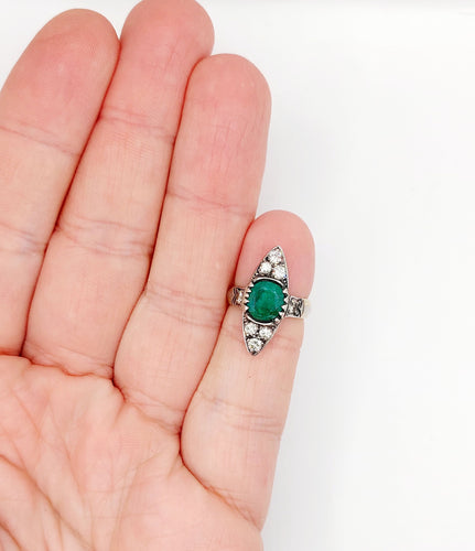 Bague 44 Bague marquise antique or jaune et platine, émeraude et diamants (circa 1920) 58 Facettes A06384