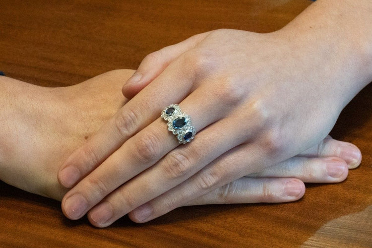 Bague Bague élégante en or blanc et jaune 18k avec saphirs et diamants 58 Facettes 11722