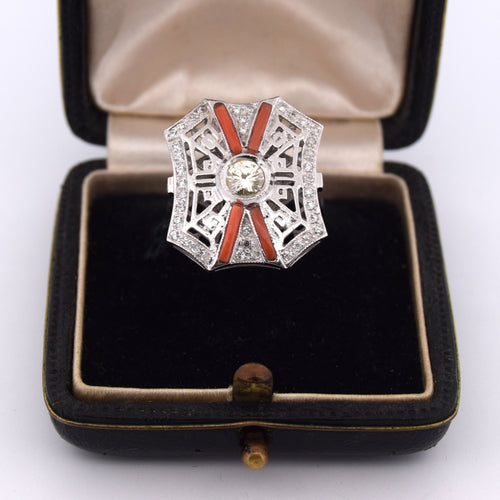 Bague en platine avec diamants et corail