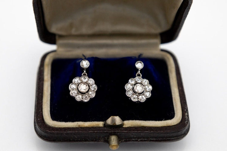 Boucles d'oreilles pendantes anciennes avec diamants en forme de fleurs.