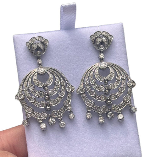 Boucles d'oreilles Boucles d'oreilles en platine de style Art Déco avec diamants. 58 Facettes