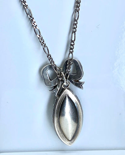 Collier Pendentif et sa chaine en argent : enfant sur email et pierres blanches. Vers 1900 58 Facettes AB386