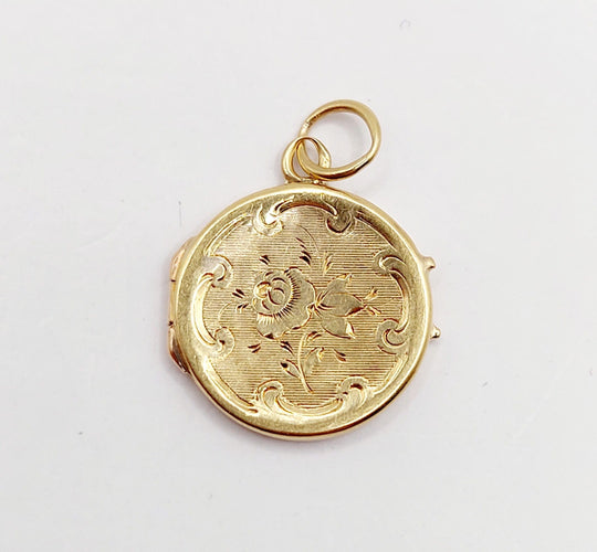 Pendentif Petit pendentif porte photo antique or 18k ciselé de fleurs (circa 1900) 58 Facettes A06174