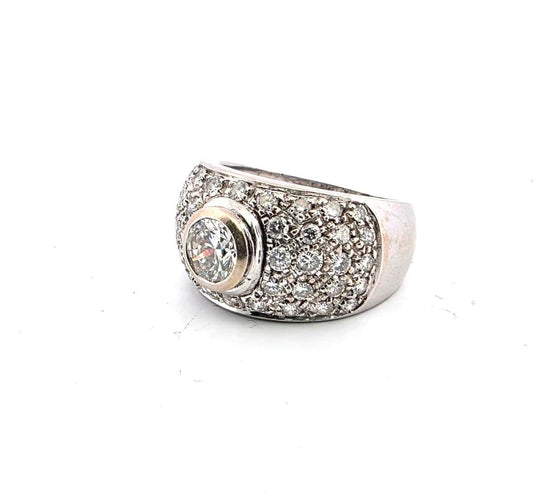 Bague 54 Bague en or blanc massif avec diamant central et pavé de diamants. 58 Facettes