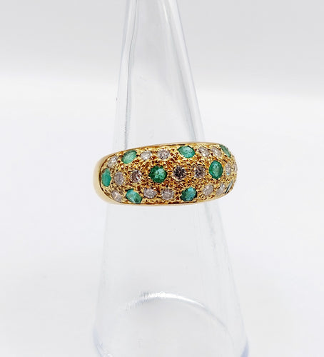 Bague 50 Bague dôme bombée pavée en or 18k et diamants, émeraudes 58 Facettes A06602