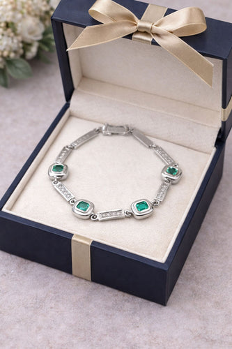 Bracelet en or blanc à maillons rectangulaires, diamants et émeraudes