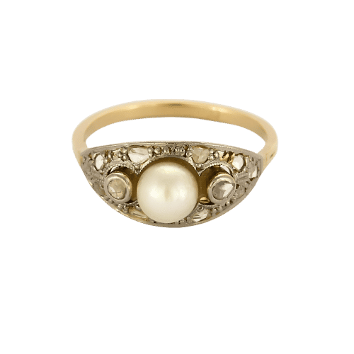 Bague en or de deux couleurs, perles et diamants taillés en rose.