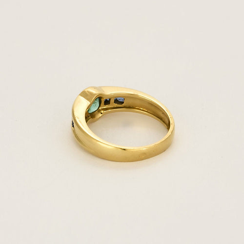 Bague en or jaune, émeraude et saphirs calibrés de synthèse