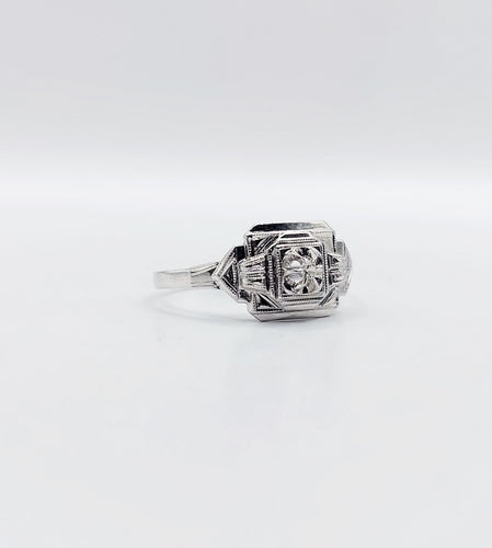 Bague 53 Bague art deco or blanc 18k ornée d'un diamant rond dans une monture géométrique finement travaillée (circa 1930) 58 Facettes A04979