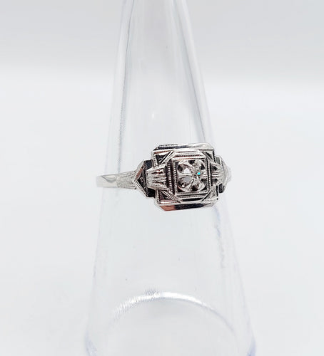 Bague 53 Bague art deco or blanc 18k ornée d'un diamant rond dans une monture géométrique finement travaillée (circa 1930) 58 Facettes A04979