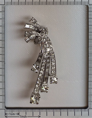 Broche Élégance intemporelle : platine et diamants des années 1950 58 Facettes 21348-0038