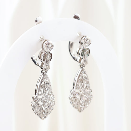 Boucles d'oreilles Boucles d'oreilles vintage ajourées en or blanc 18 carats serties de diamants 58 Facettes 135023B