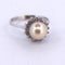 Bague 53 Bague en or blanc avec perle naturelle et diamants 58 Facettes