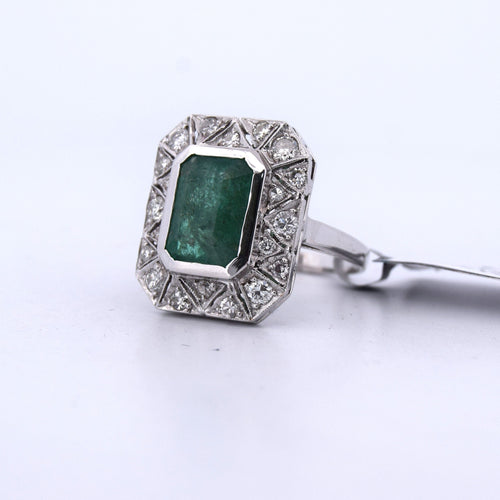 Bague 56 Bague Art Déco en or jaune, émeraudes et diamants 58 Facettes