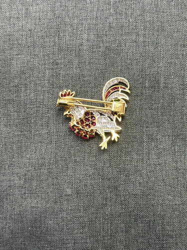 Broche Broche coq pavée de diamants, rubis et saphirs en or jaune et blanc 18k 58 Facettes
