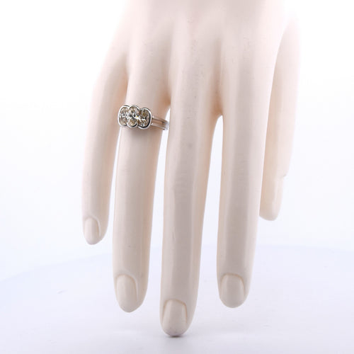 Bague 52 Bague en or blanc, diamants ovales, années 1950 58 Facettes