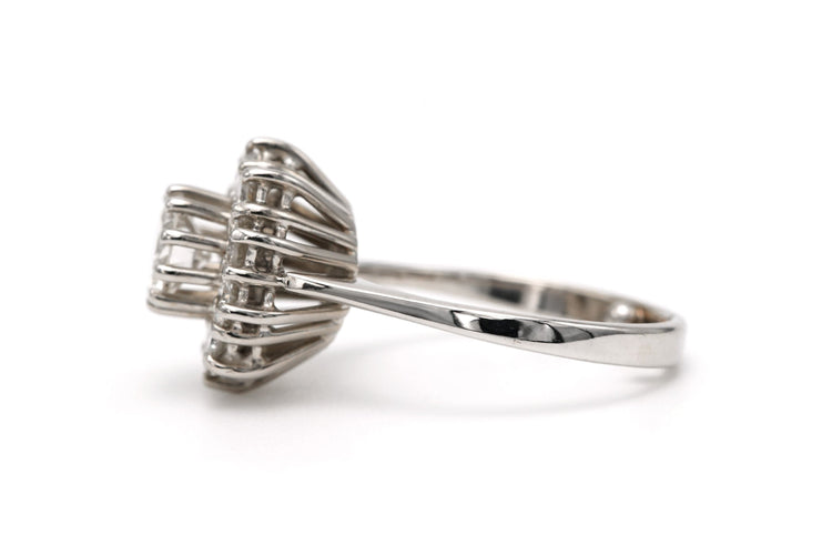 Bague 50 Bague contemporaine sertie de diamants taille brillant 1.35 ct en or blanc 18 carats 58 Facettes 23066