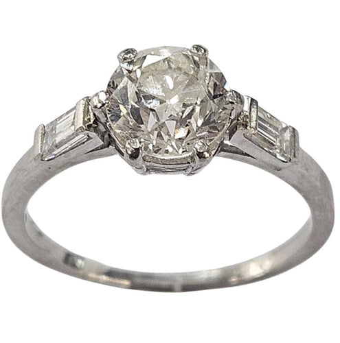 Bague 51 Bague ancienne en platine, vers 1920, sertie d'un diamant taille ancienne de 1,25 carat et de deux diamants baguette. 58 Facettes E42