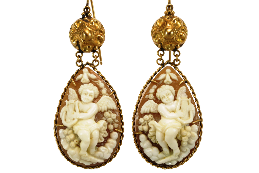 Boucles d'oreilles en or avec camées antiques