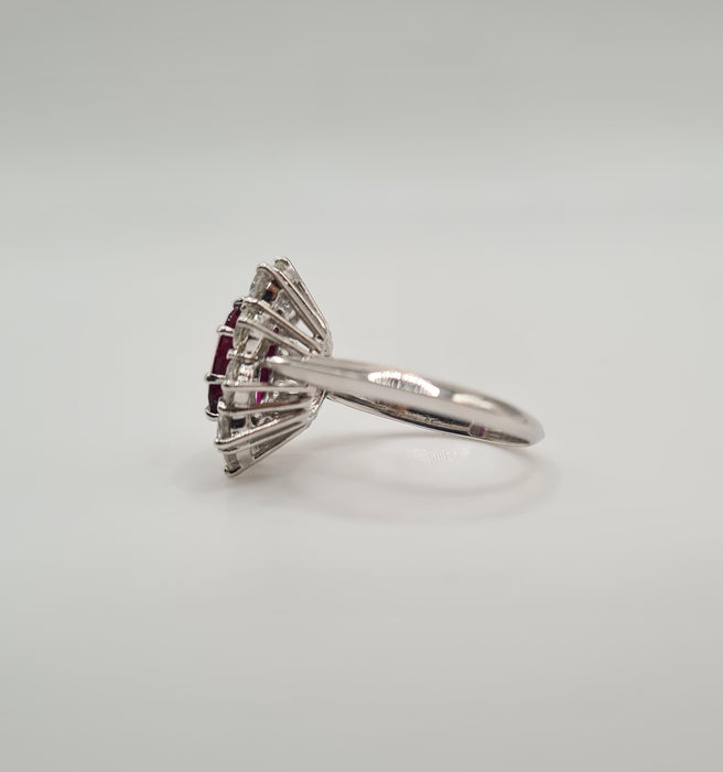 Bague or blanc sertie d’un rubis et diamants