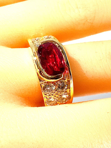 Bague 58 Bague en or jaune 18 carats, rubis 2,25 carats et 10 diamants 58 Facettes AB412