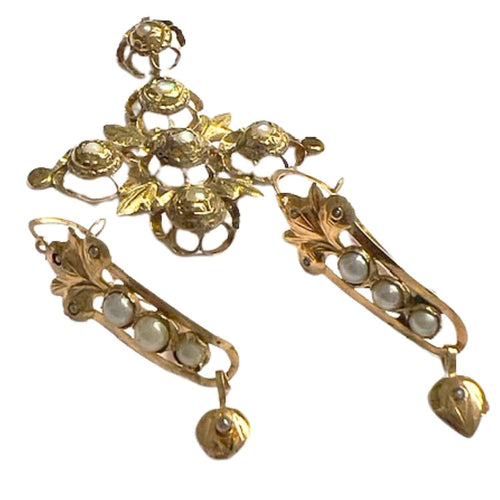 Boucles d'oreilles Conjunto de broche y pendientes con perlas de oro 58 Facettes Q43B