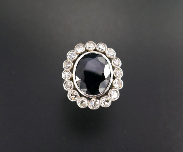 Bague Art Déco en platine saphir diamants.
