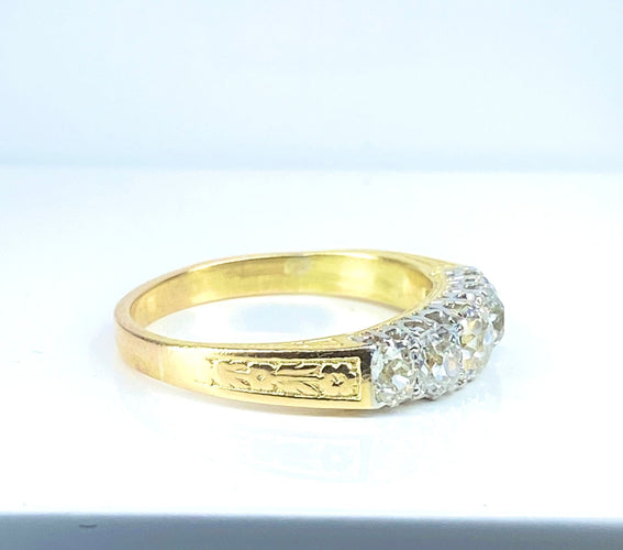 Bague 55 Bague jonc en or jaune 18 carats sertie de 5 diamants, vers 1900 58 Facettes AB512