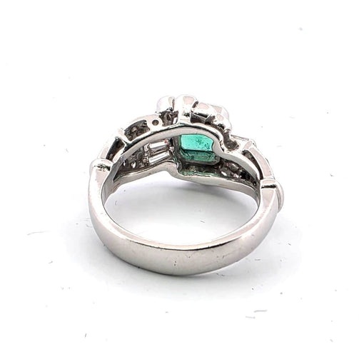 Bague 51 Bague en or blanc 18 carats avec émeraude centrale et diamants environnants 58 Facettes