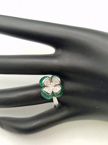 Bague 55 Bague en or blanc, malachite et diamants 58 Facettes