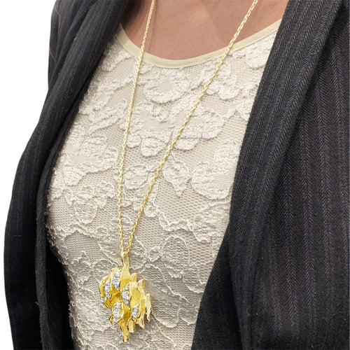 Pendentif Pendentif losangique, or jaune texturé et diamants. 58 Facettes 35278