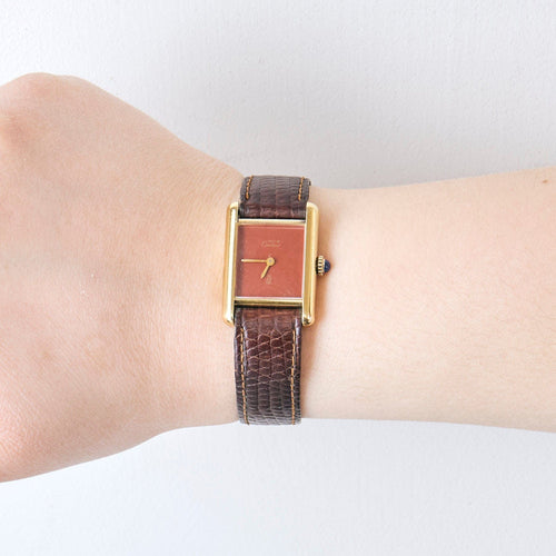 Montre CARTIER - Montre Modèle Tank Must en argent plaqué or cadran laqué rouge, écrin et garantie internationale Cartier. 58 Facettes