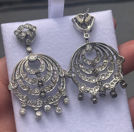 Boucles d'oreilles Boucles d'oreilles en platine de style Art Déco avec diamants. 58 Facettes