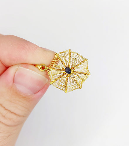 Pendentif vintage or jaune araignée sur sa toile, pierre bleue et perle 58 Facettes A06223