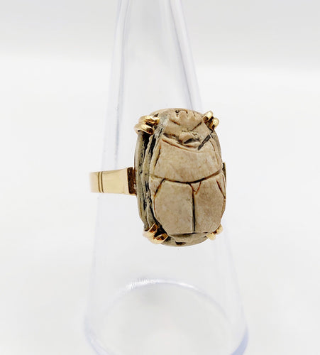 Bague 53.5 Bague cocktail vintage or jaune et scarabée égyptien en pierre dure 58 Facettes A05339